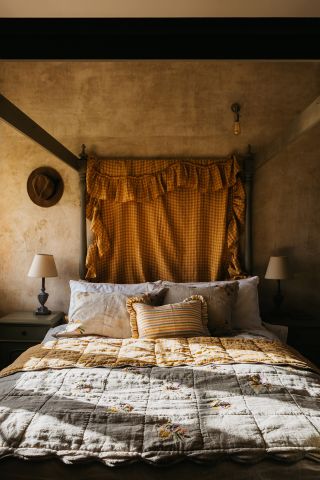 four poster in a cottage bedroom Projektityyny