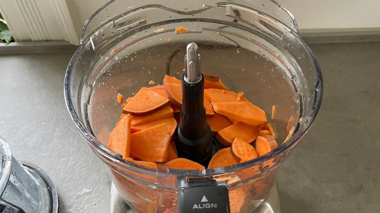 Sage The Paradice 9 slicing sweet potato