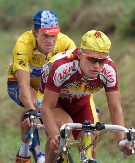 Alexander Vinokourov (Casino) leads Lance Armstrong during the 1999 Tour de France