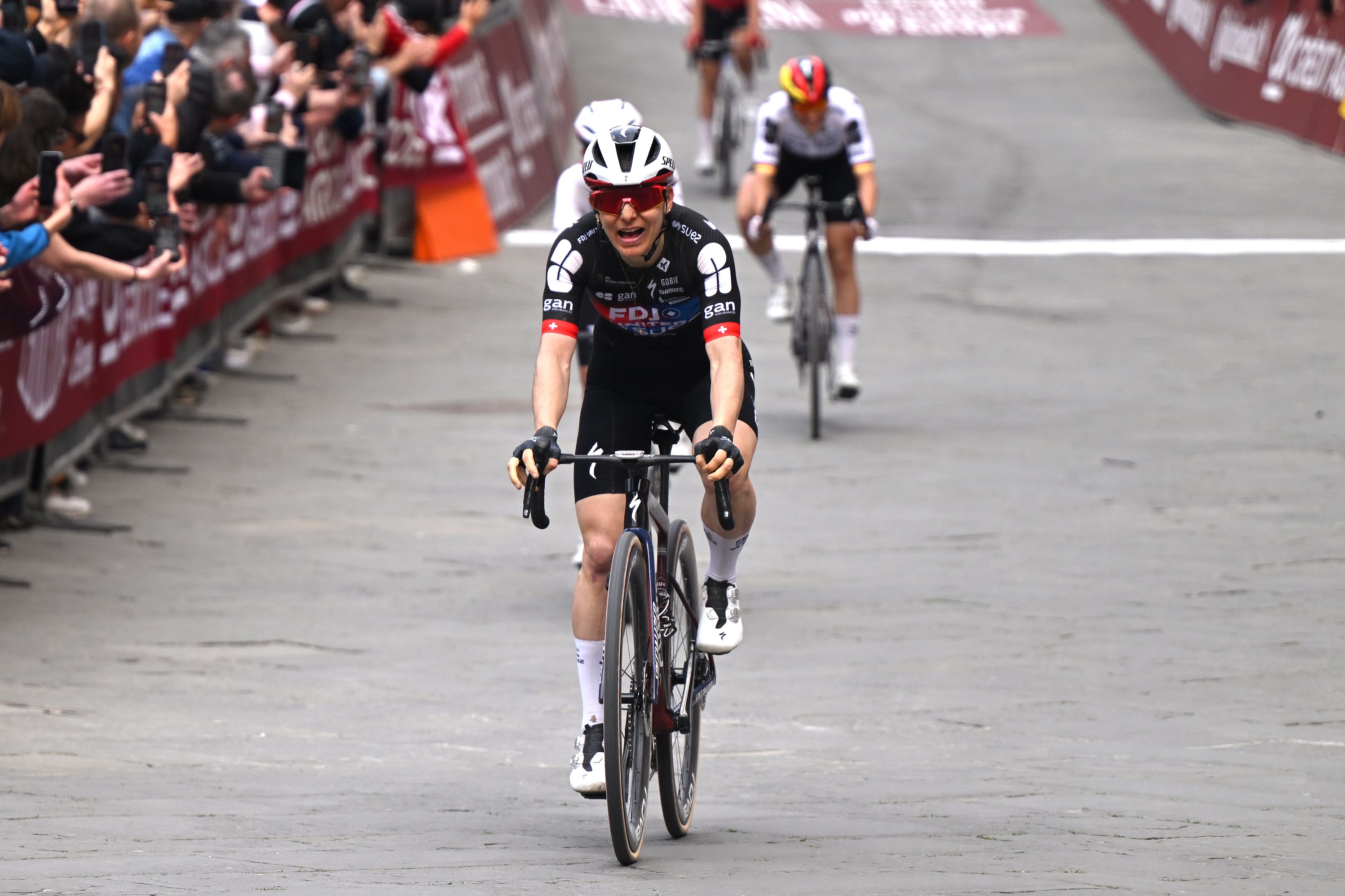 Elise Chabbey winning Strade Bianche 2026