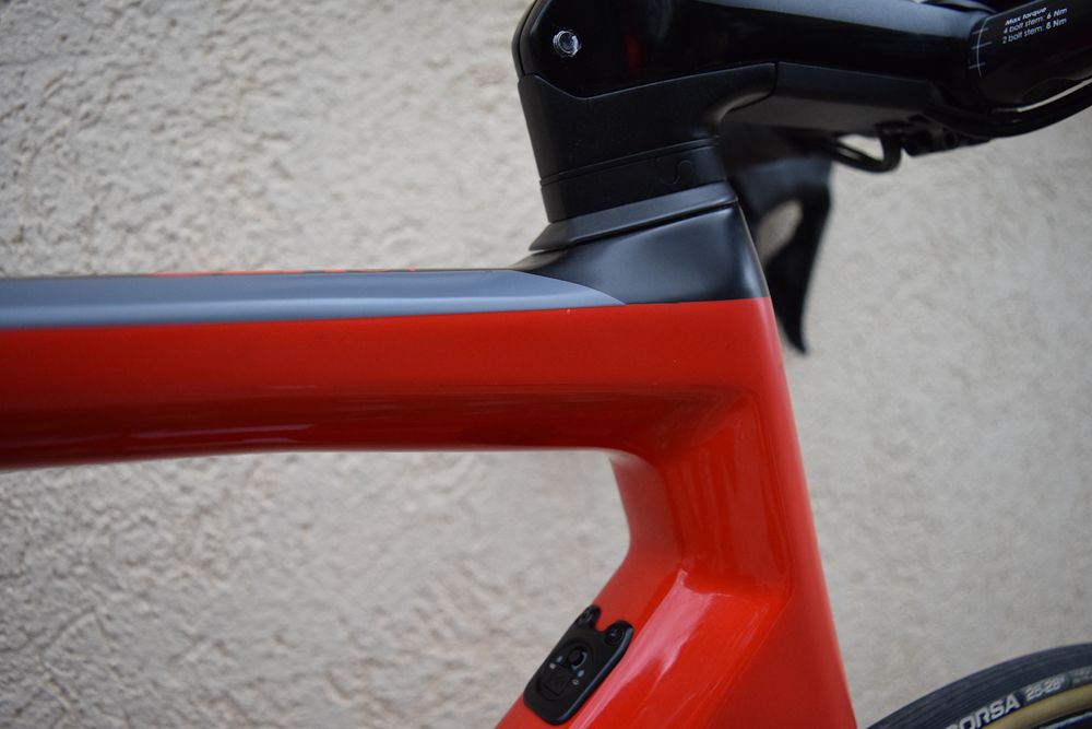 Internal cable routing through the stem enables any adjustments without removing the cables
