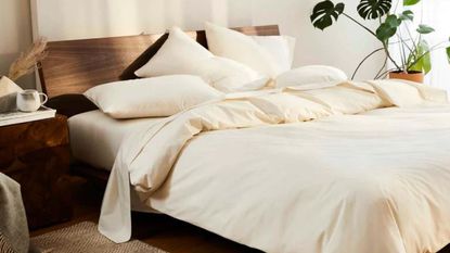 Best thread count for bed sheets - bed sheets on bed in neutral room