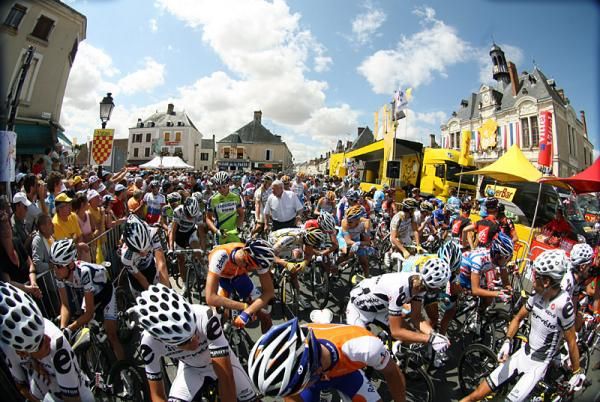 The peloton awaits the start of stage 11 in Vatan.