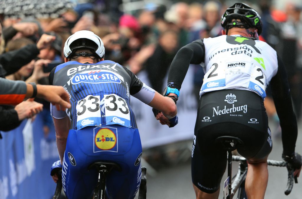 A moment of comradery between Julien Vermote and Steven Cummings