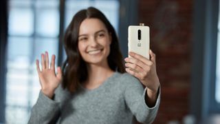 Kvinna som har ett videosamtal med en OnePlus 7 Pro.
