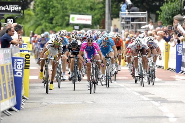 Peter Velits (Team HTC - Columbia) and Grega Bole (Lampre-Farnese Vini) sprint head-to-head in the closing metres of stage one.