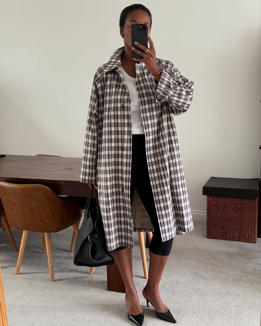 woman wearing black capri pants outfits 2025