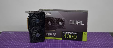 Une Nvidia GeForce RTX 4060 sur une table avec son emballage de vente