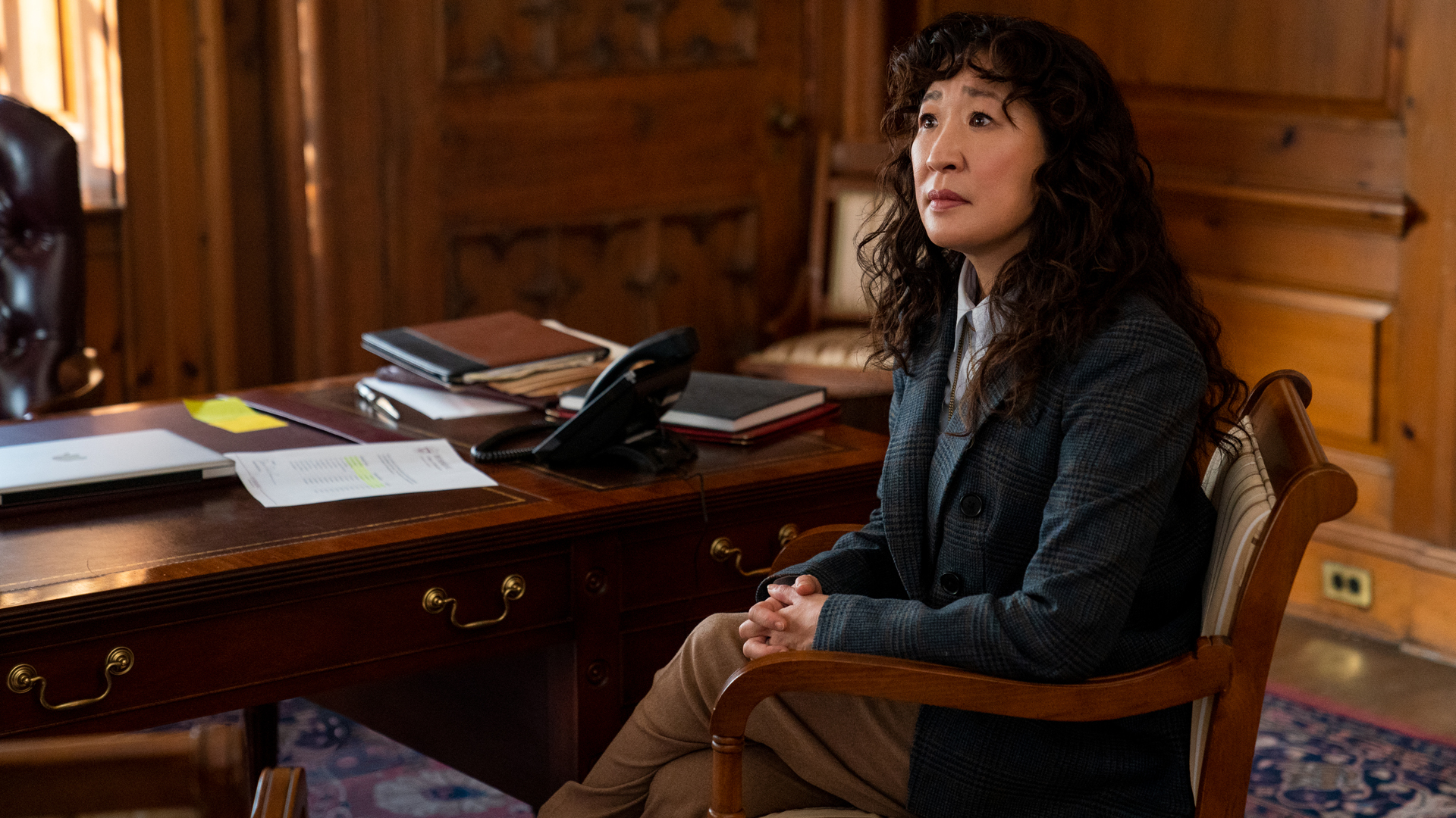 Ji-Yoon Kim de Sandra Oh se ve triste en la serie de televisión The Chair de Netflix