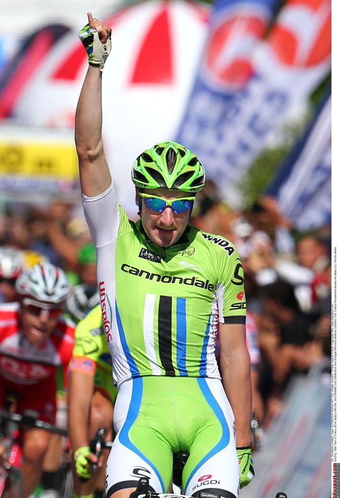 Elia Viviani wins stage 5
