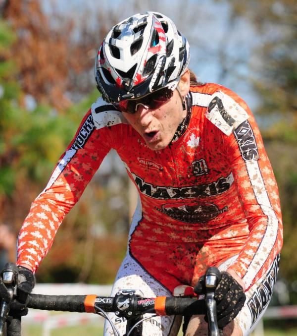 Sue Butler (MonaVie-Cannondale) running the barriers with gusto