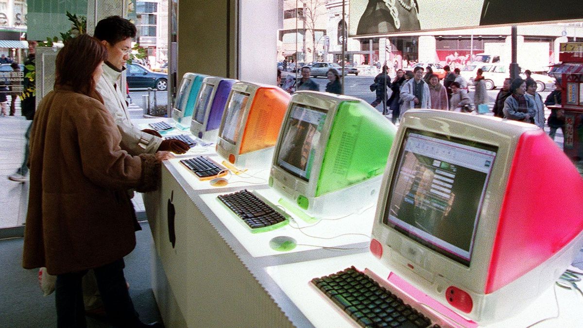 Couple looking at iMacs in store upon release in the 1990&#039;s