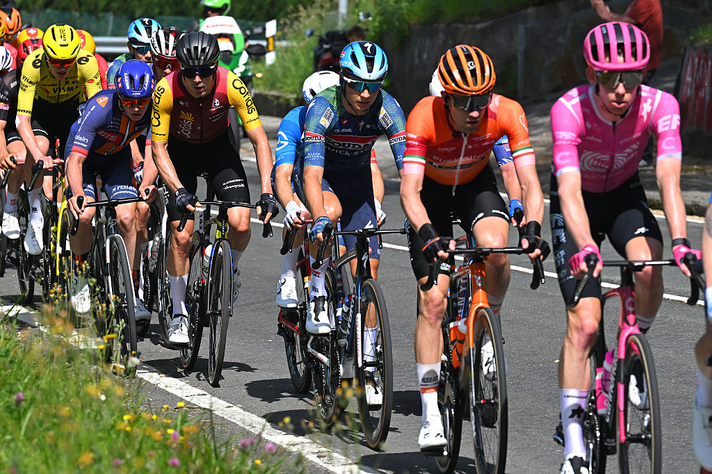Itzulia Basque Country stage 4 LIVE - Two riders from day's break approaching the finish together
