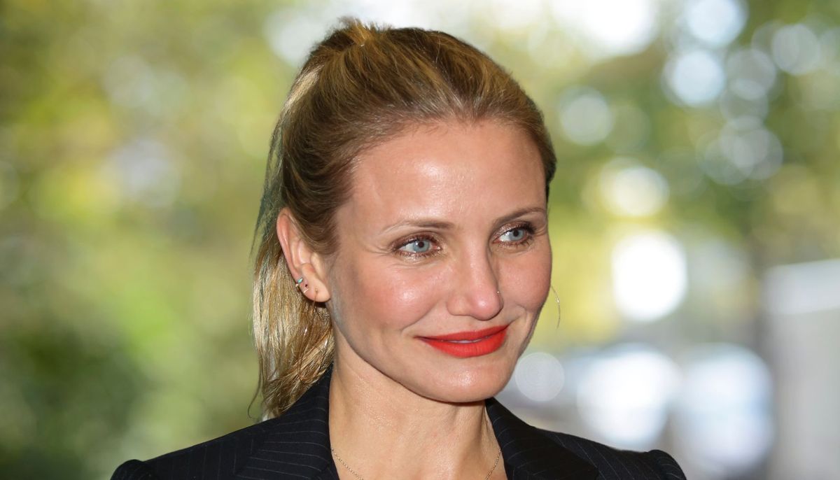 不喜歡無簷小便帽嗎？卡梅隆·迪亞茲 (Cameron Diaz) 的法式少女風格貝雷帽是適合所有人的別緻冬季帽子替代品