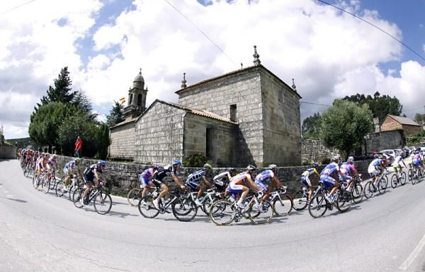 The peloton en route from Ponteareas to Pontevedra.