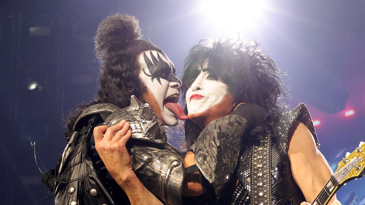 Gene Simkons and Paul Stanley onstage 