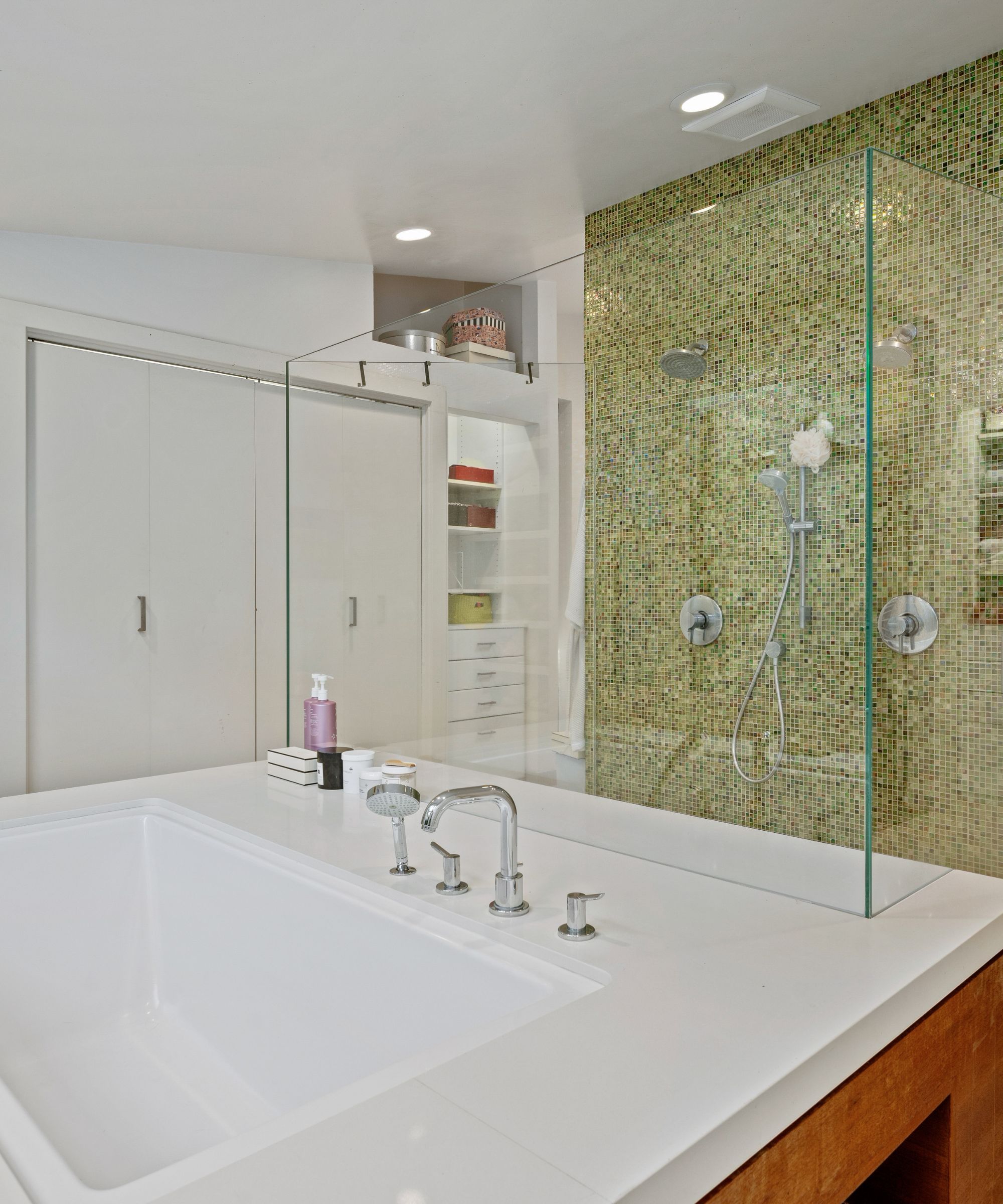 Jane Russell&#039;s primary bathroom