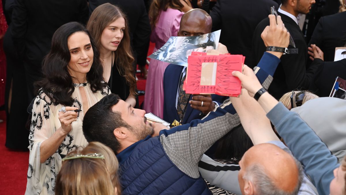 Jennifer Connelly with fans at the Top Gun: Maverick London premiere
