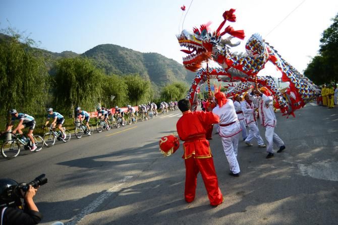 The peloton passes by a dragon dance