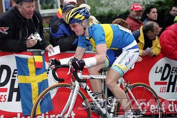 Riding the women's La Fleche Wallonne