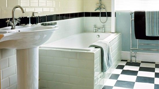 bathroom with white bathtub and wash basin 