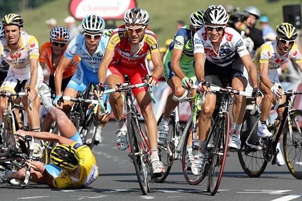Moises Due&ntilde;as Nevado (Barloworld) and Carlos Sastre (CSC-Saxo Bank) swerve to avoid the fallen yellow jersey.
