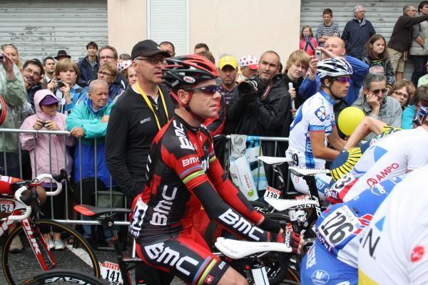 Cadel Evans (BMC) and his press officer wait for the start.