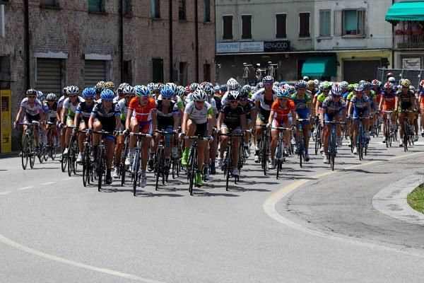 The bunch heads towards Verona