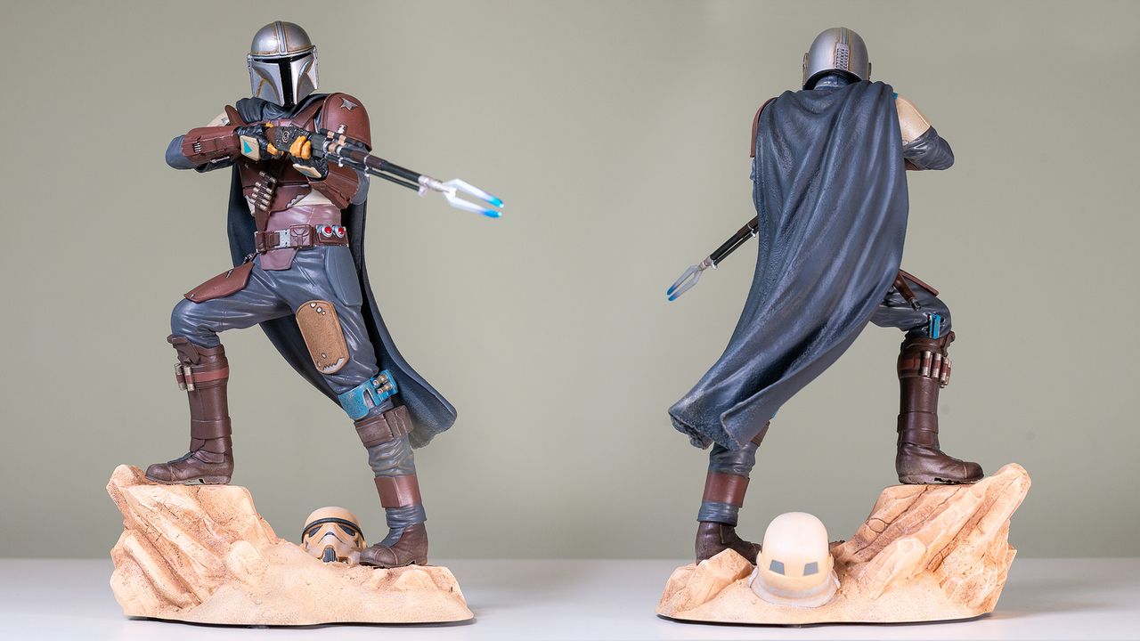 The front and back view of the Gentle Giant Mandalorian 1:7 scale statue