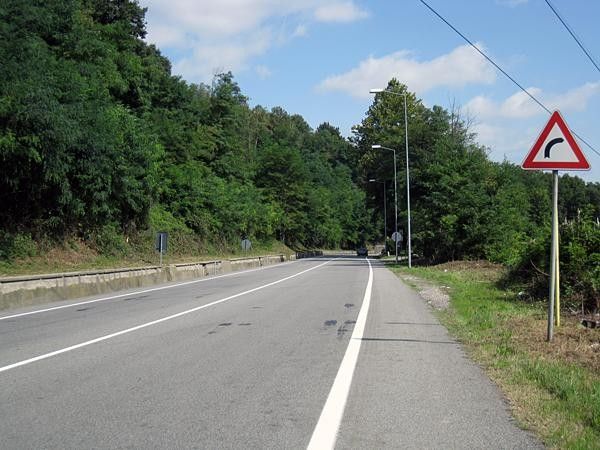 The riders will be on the flat of Lungolago della Schiranna following a left turn at the roundabout