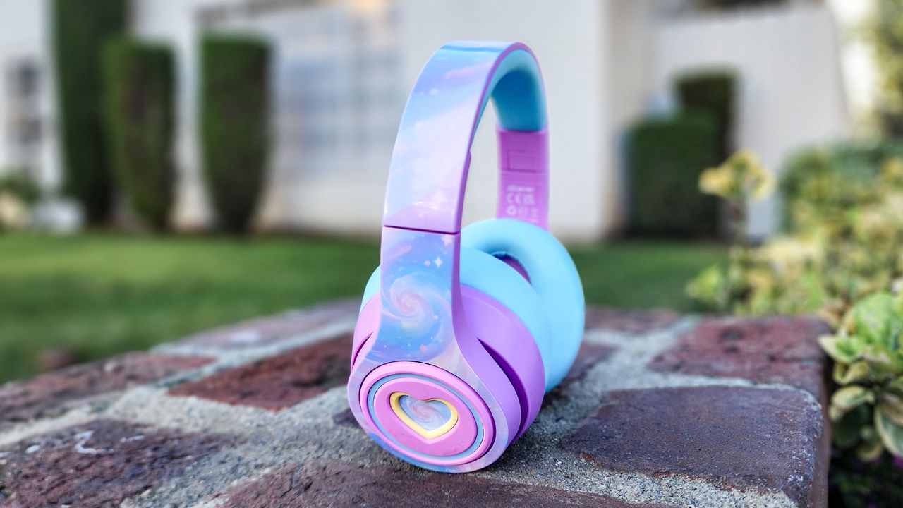 iClever Auraa kid headphones