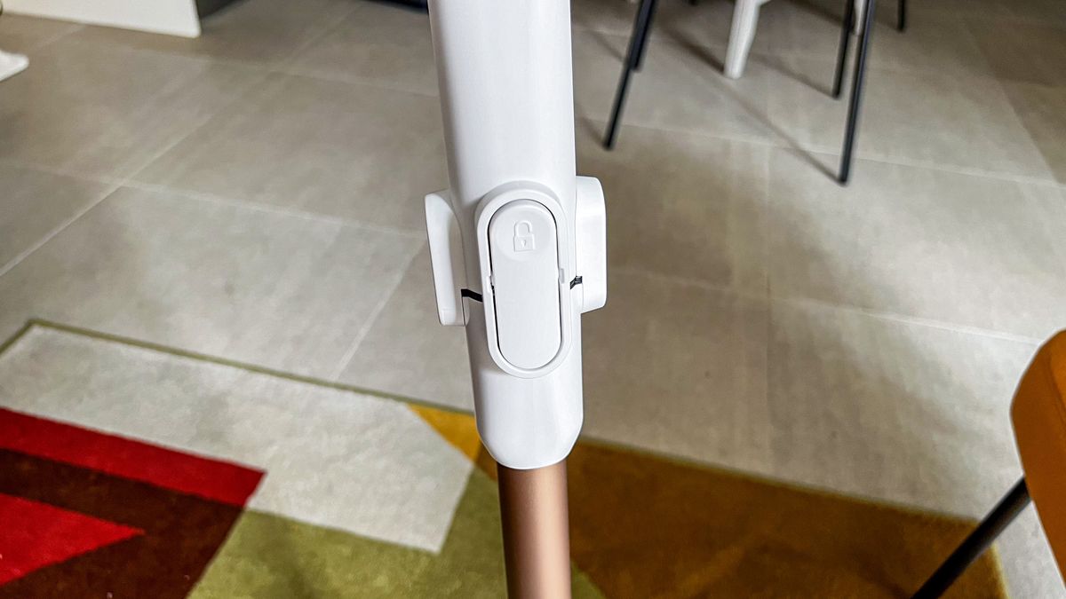 The button to unlock the bendable tube of the Shark Cordless Detect Pro