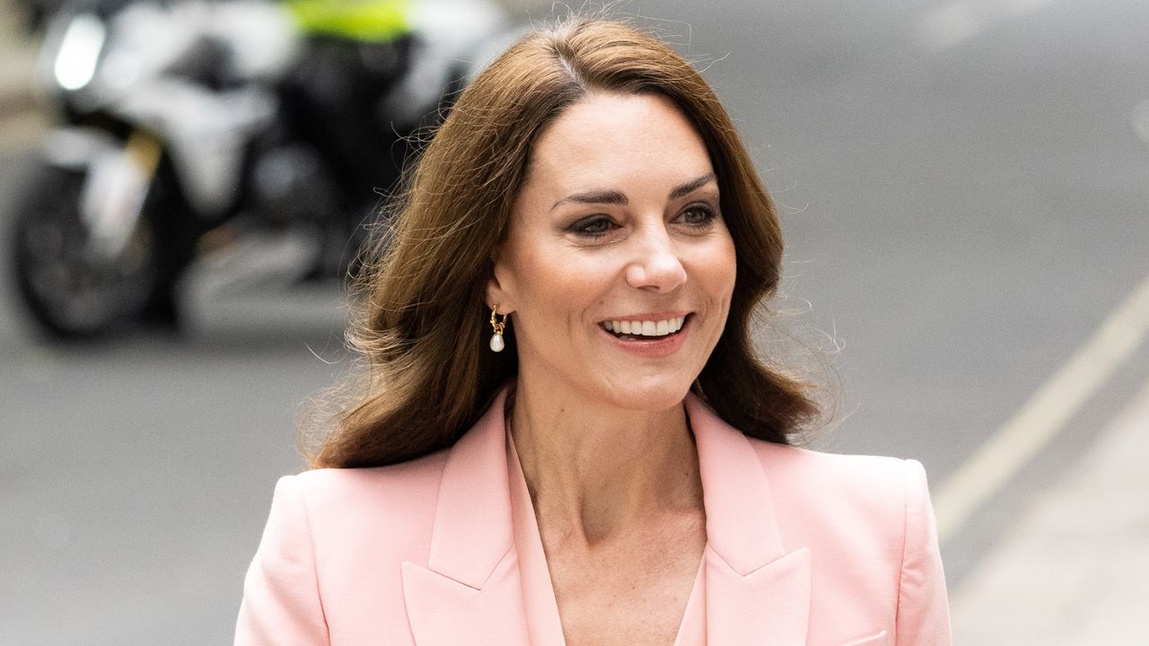 Kate Middleton&#039;s pink suit seen as she visits the Foundling Museum