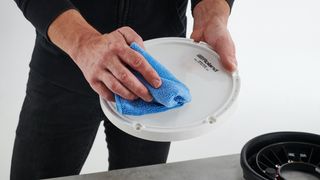 Cleaning a mesh head with a microfibre cloth