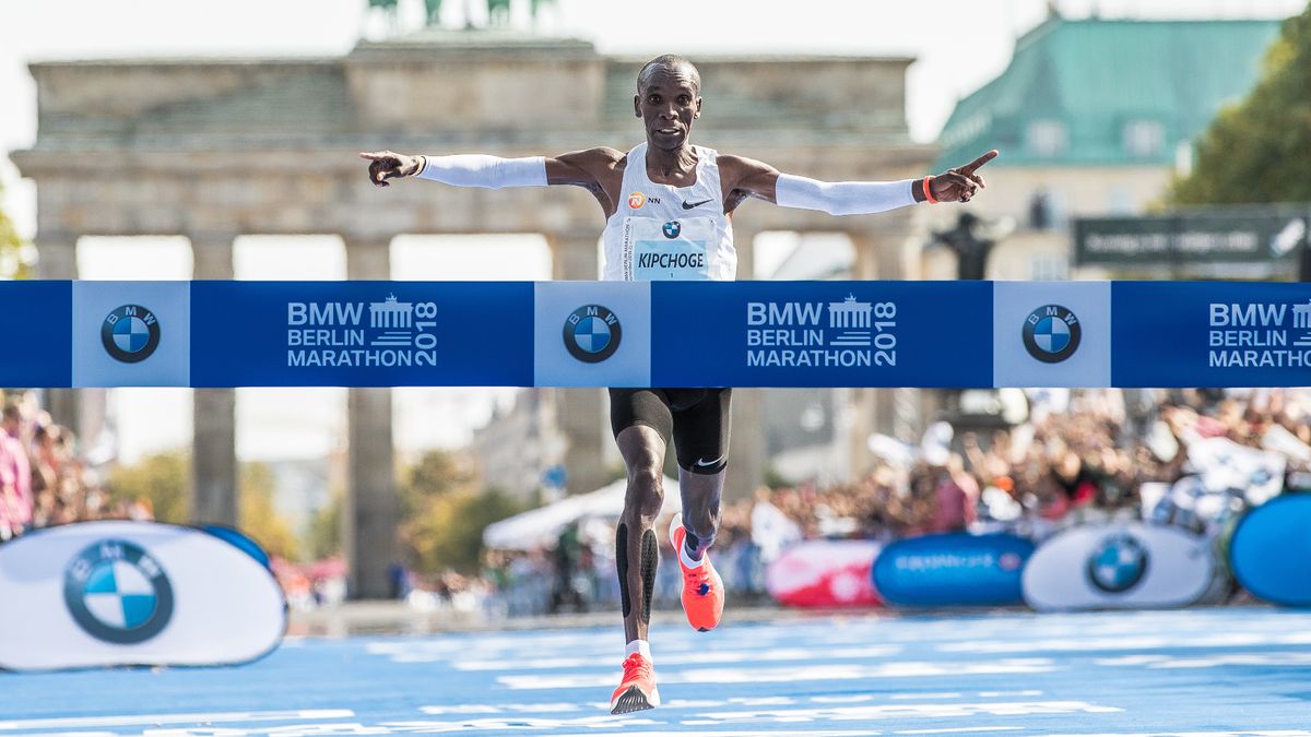 Eliud Kipchoge breaks the WR at the Berlin Marathon