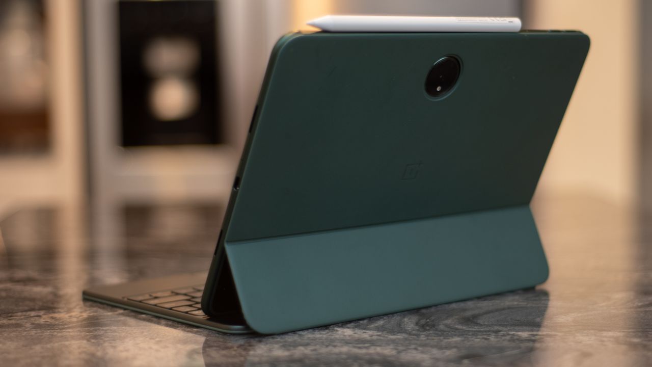 OnePlus Pad with magnetic keyboard and stylo pen