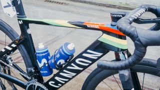 Van Vleuten's world champions bike featuring a rainbow paint scheme