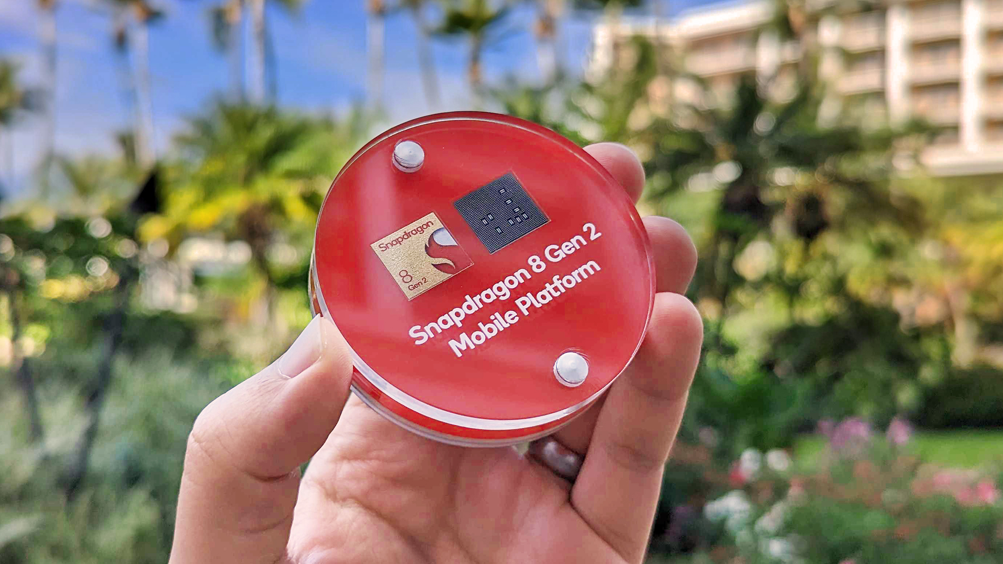 Ein Modell des Qualcomm Snapdragon 8 Gen 2 in einer Plexiglasscheibe in der Hand auf dem Snapdragon Summit 2022 in Hawaii