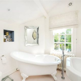 bathroom with bathtub and mirror