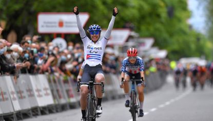 Arlenis Sierra takes a huge win ahead of Annemiek van Vleuten