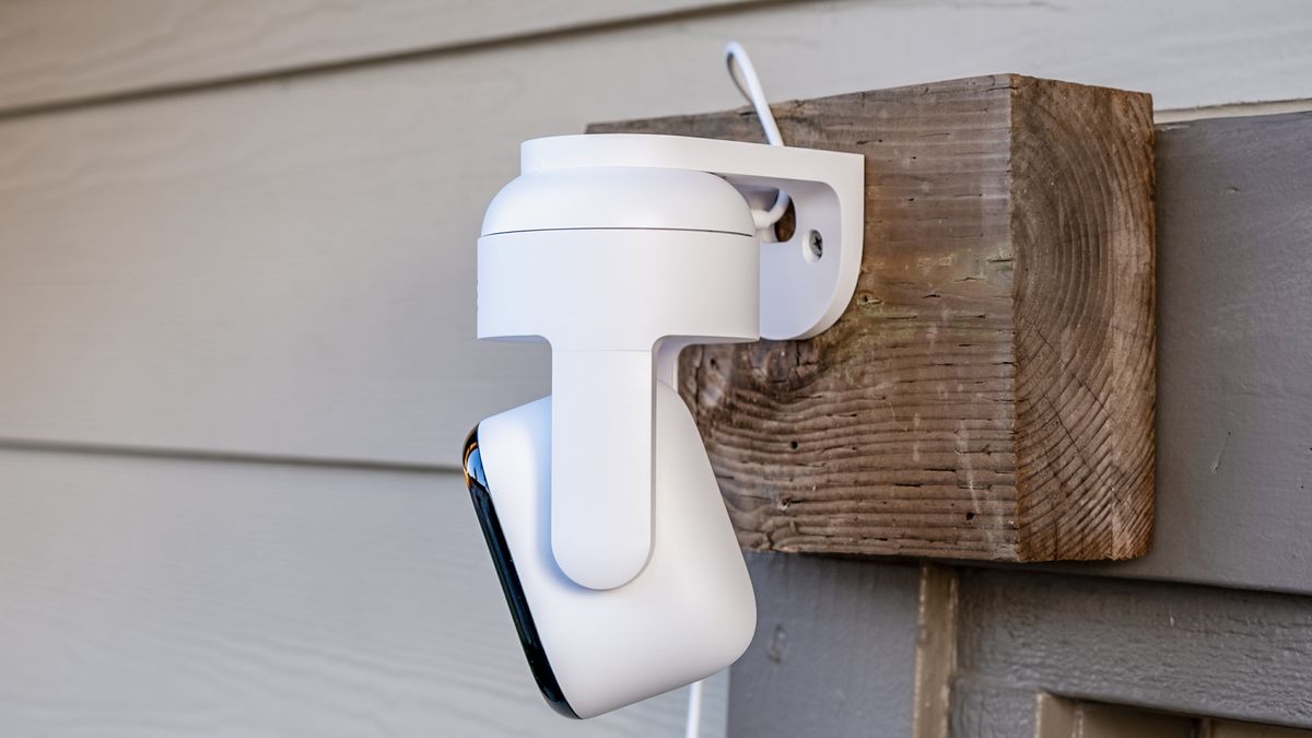 Arlo Essential Outdoor pan tilt camera