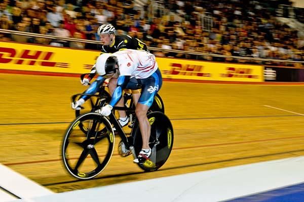 Ross Edgar edges out Matt Crampton in the sprint final.