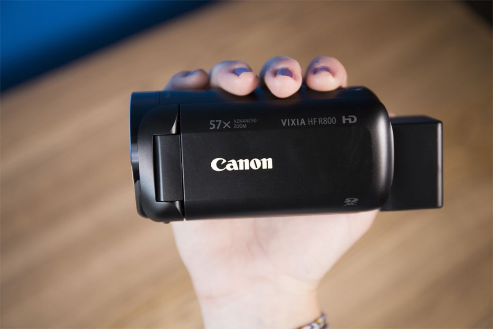 The overall design of this camcorder isn&rsquo;t very ergonomic because of the battery on the back.