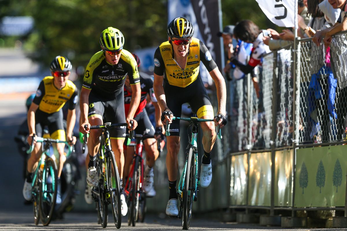 Robert Gesink leads the peloton on the climb