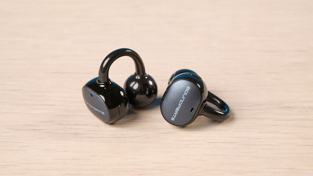 SoundPEATS UU2 photographed in front of a blue background