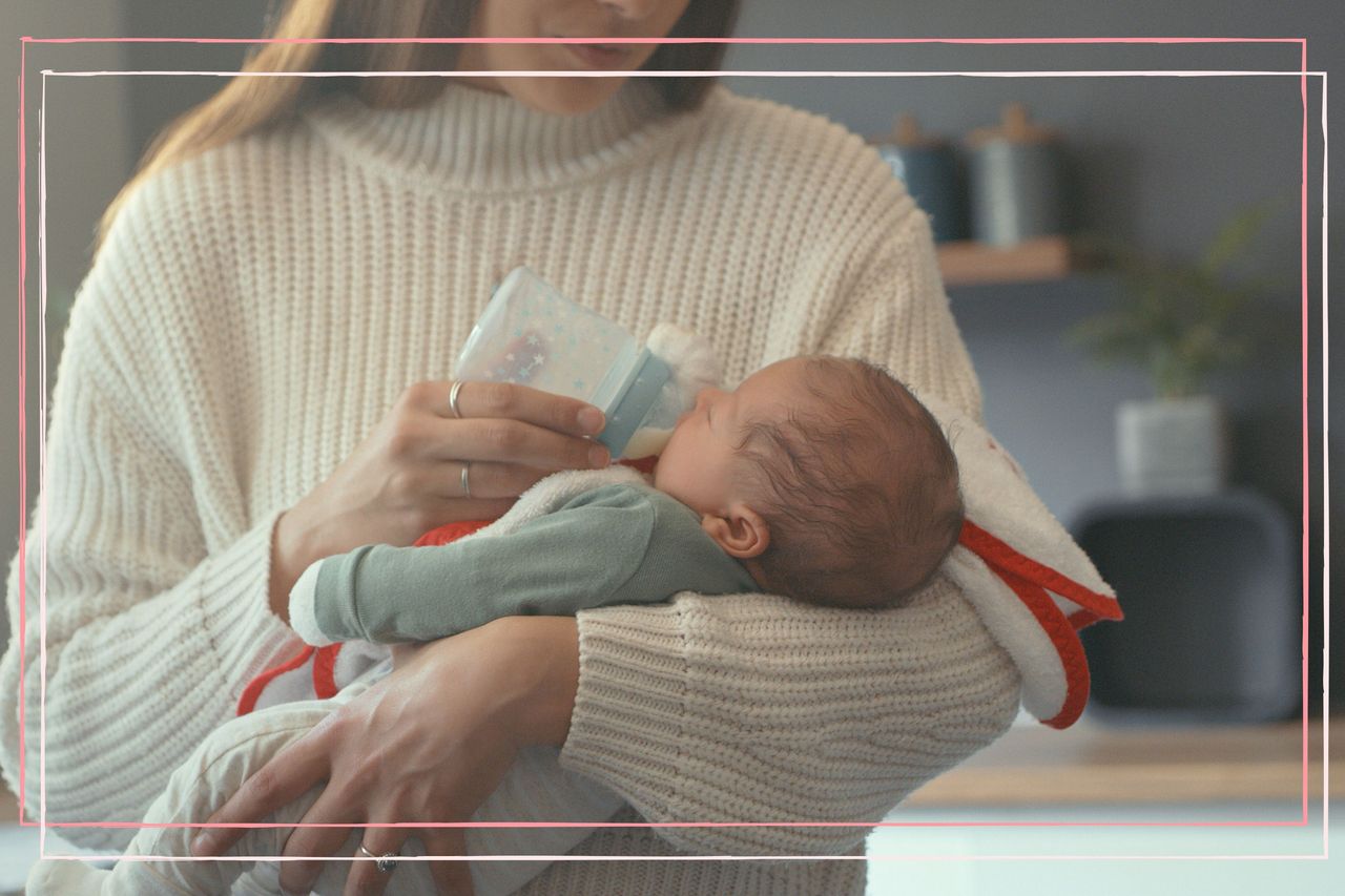 Mother bottle feeding her baby whilst looking out for signs of dehydration in newborns