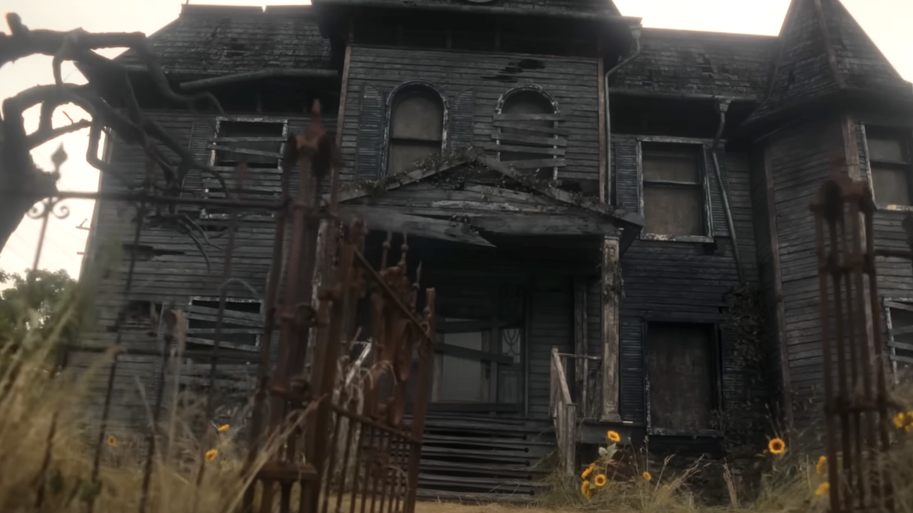 Neibolt house boarded up and rotten in IT: Welcome To Derry