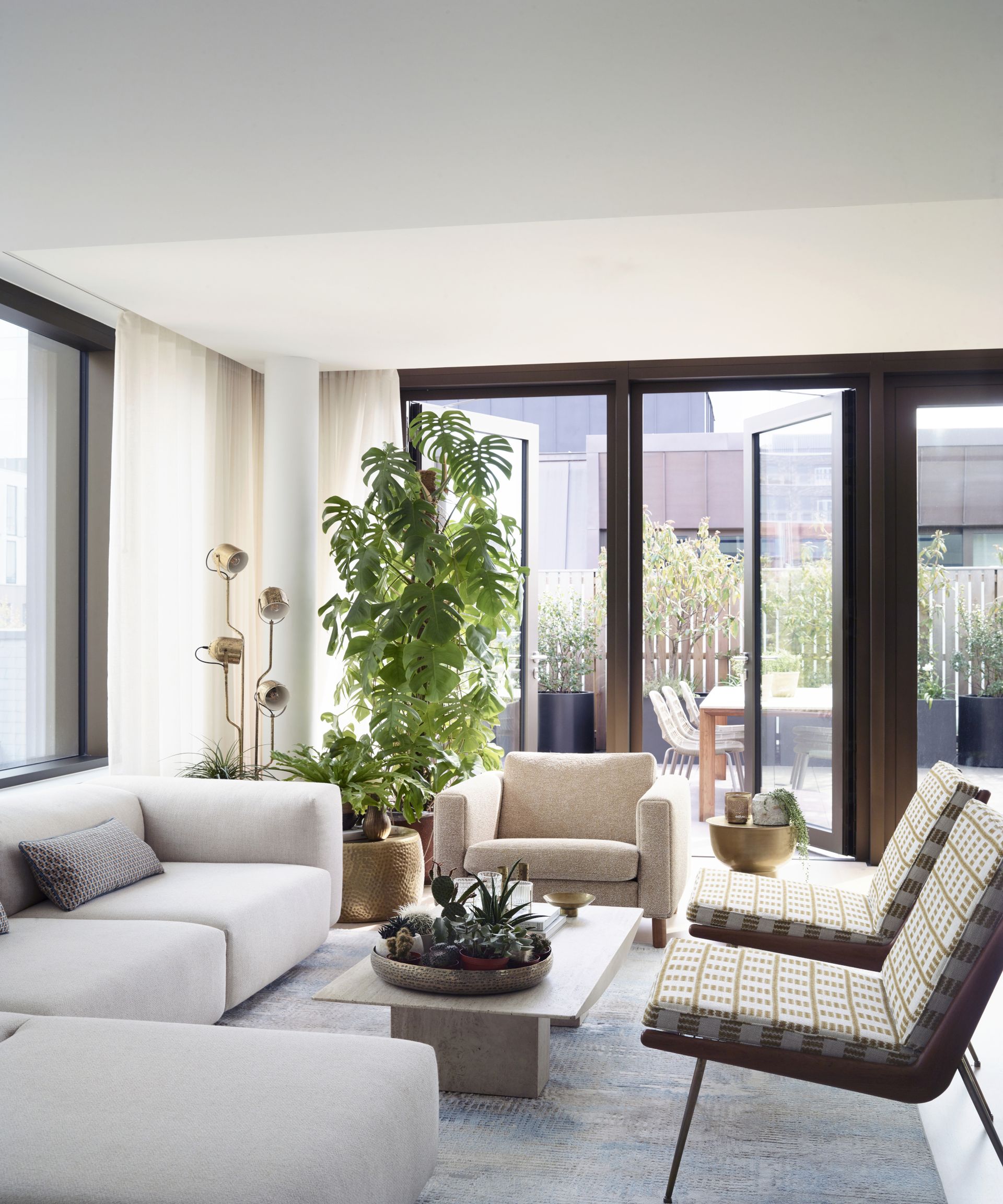 With a gorgeous garden terrace high in the sky, this penthouse ... - Penthouse Living With Garden