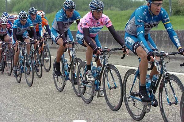 Paolo Savoldelli (Discovery Channel) behind Jose Luis Rubiera