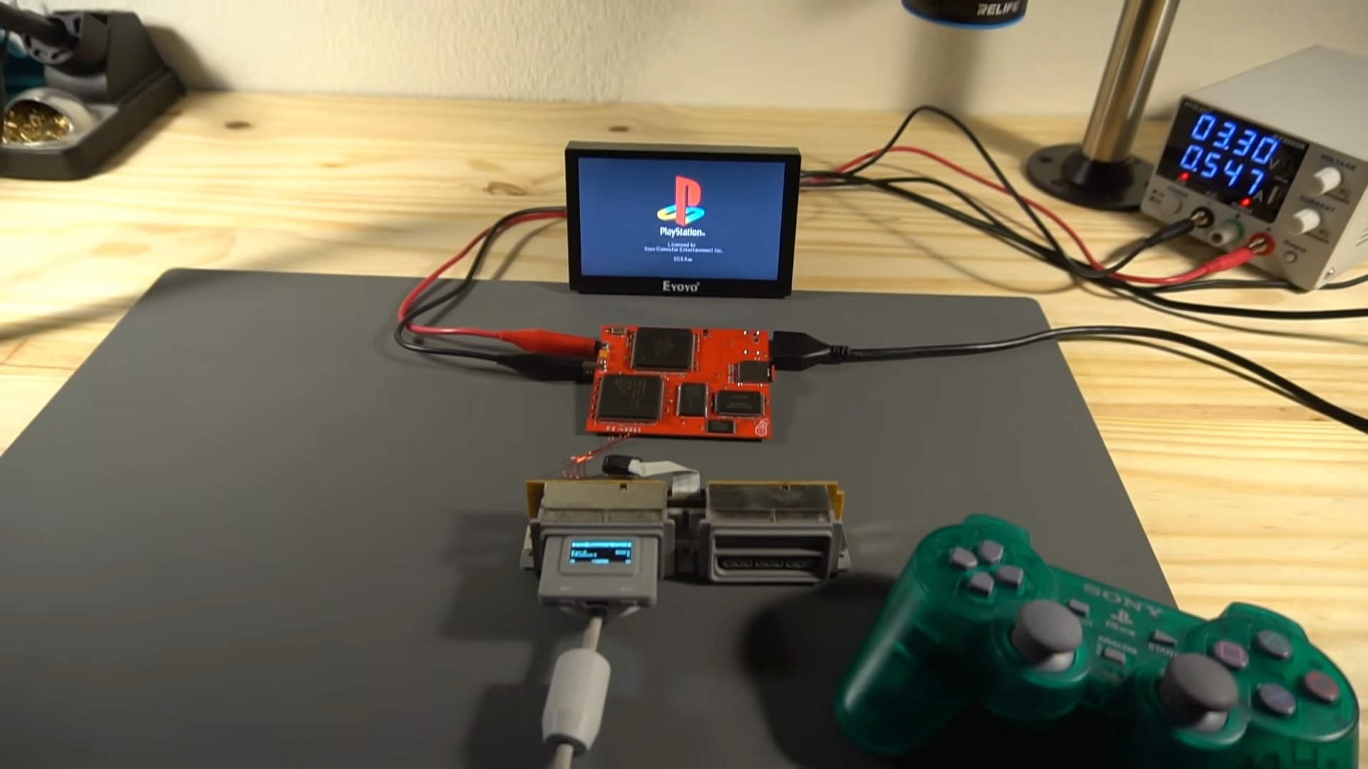 تم إنشاء Hybrid PlayStation من خلال الجمع بين مكونات من وحدتي تحكم PS1 مختلفتين ودمجهما مع XStation & لوحة تحكم HDMI